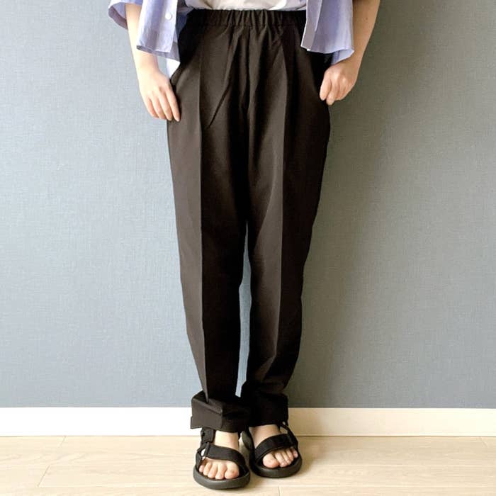 無印良品のオススメのパンツ「婦人 風を通すストレッチサッカーテーパードパンツ」