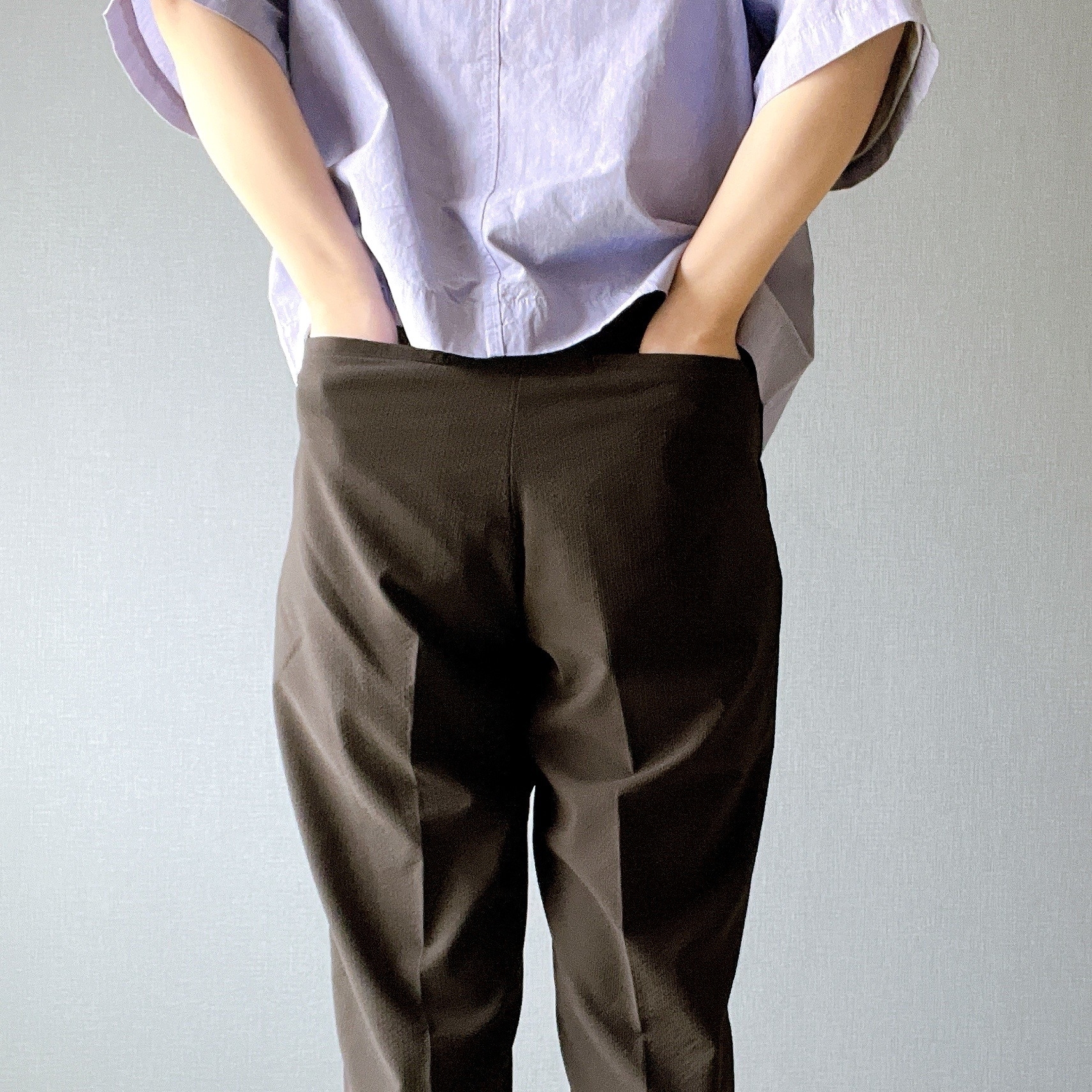 無印良品のオススメのパンツ「婦人 風を通すストレッチサッカーテーパードパンツ」