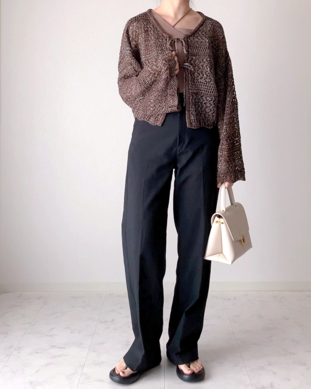しまむらのおすすめファッションアイテム「透かしラメリボンカーディガン」のコーディネート