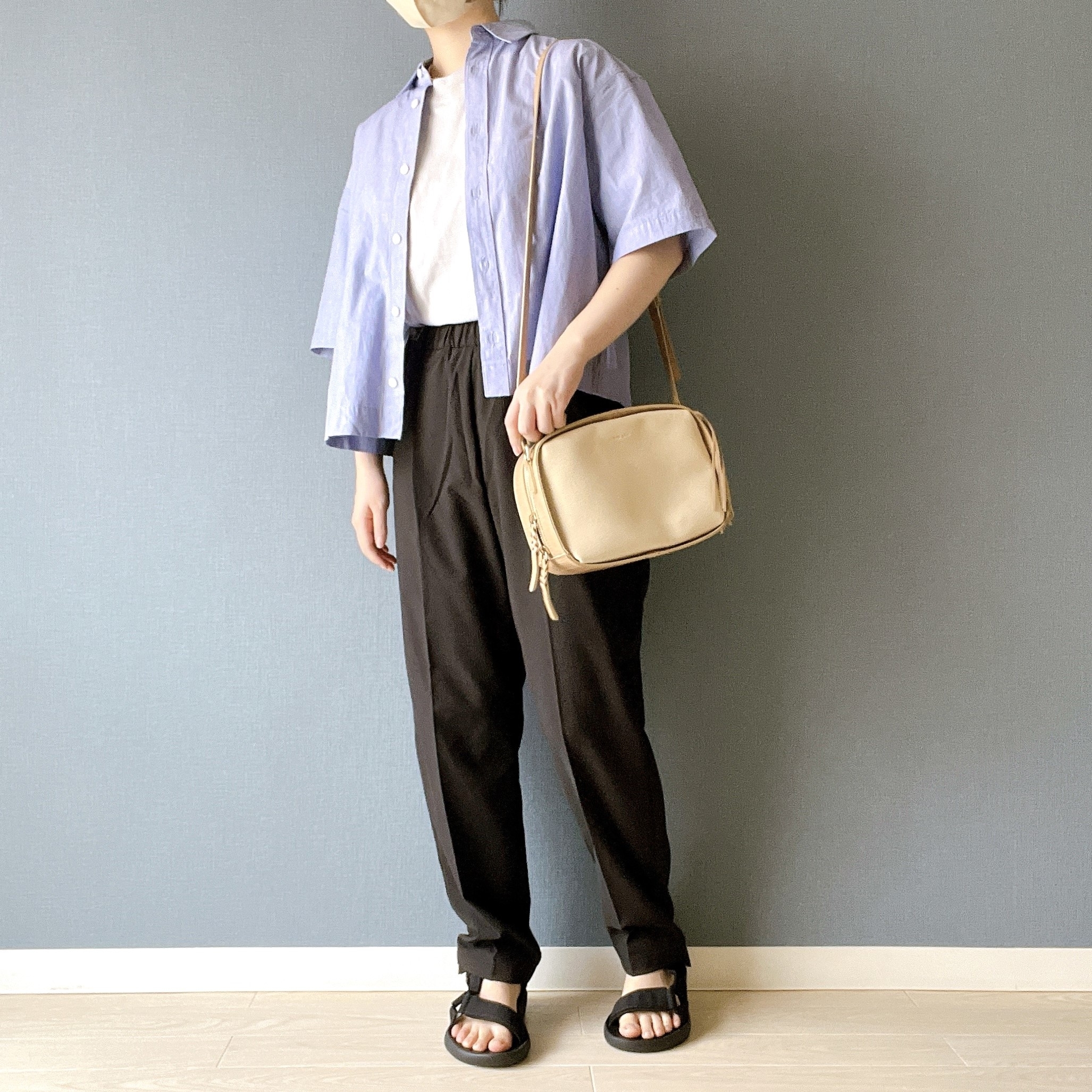 無印良品のオススメのパンツ「婦人 風を通すストレッチサッカーテーパードパンツ」のコーディネート