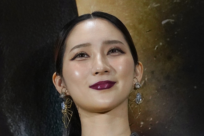 川栄李奈、イベントで黒と金色の幾何学模様のドレスを着ている。