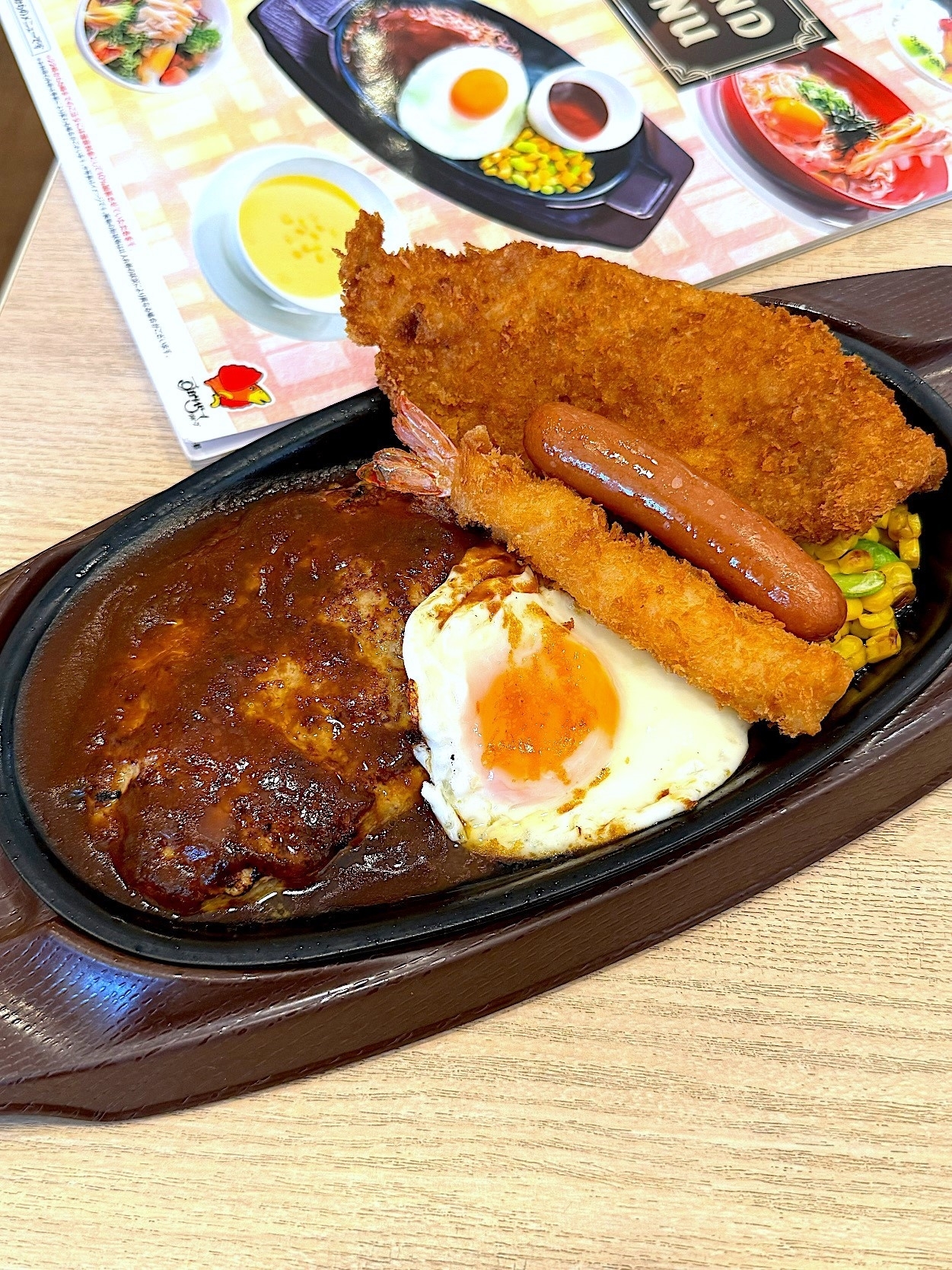 ガストのおすすめメニュー「鉄板ハンバーグ元気盛り」