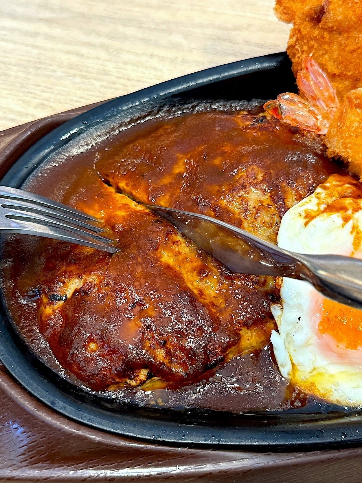 ガストのおすすめメニュー「鉄板ハンバーグ元気盛り」