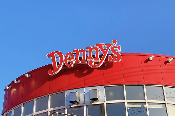 デニーズの看板がついた建物