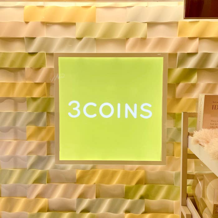 画像には、大きな「3COINS」のロゴが表示されています。背景は立体的なパターンです。