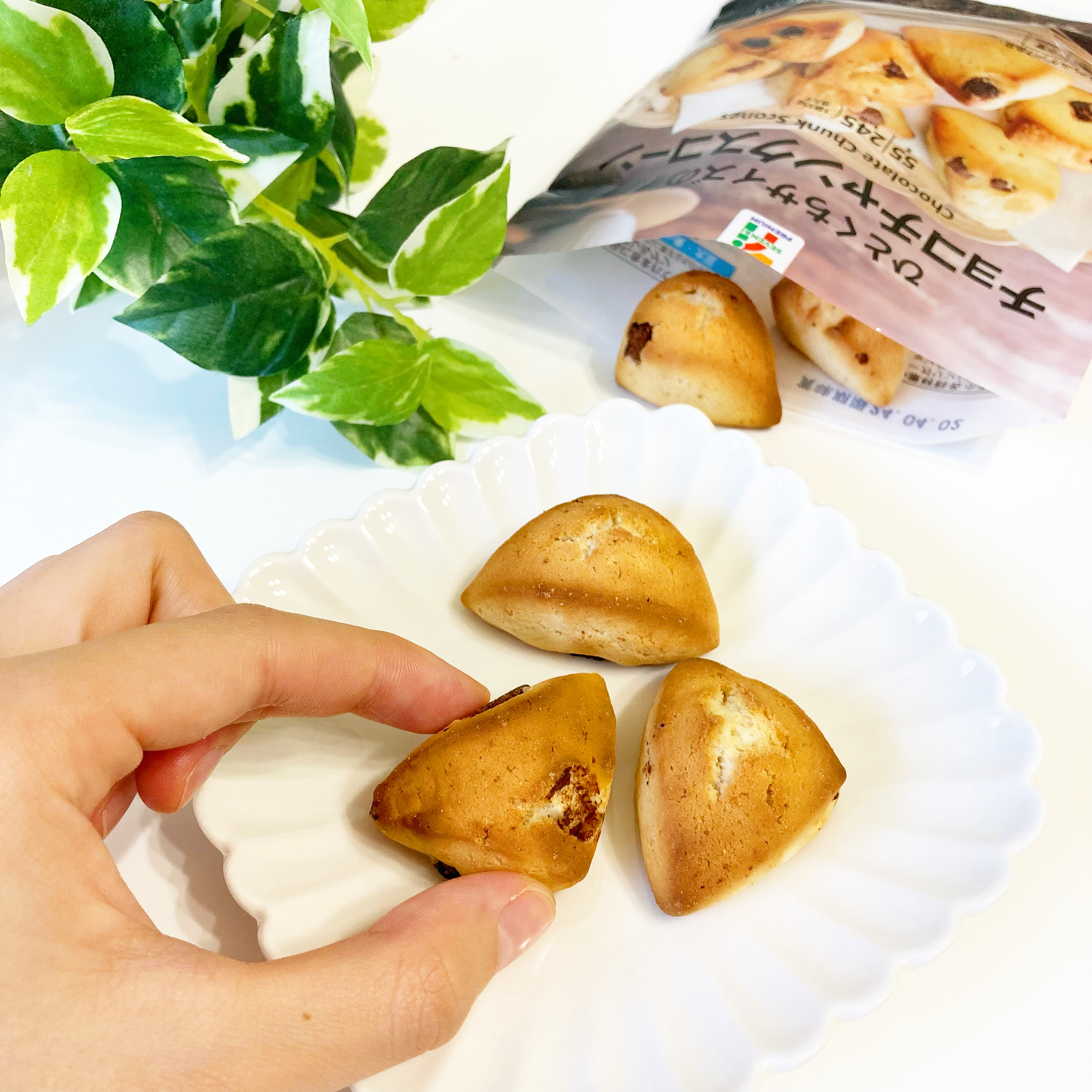 セブン-イレブンのおすすめのお菓子「7プレミアム チョコチャンクスコーン」