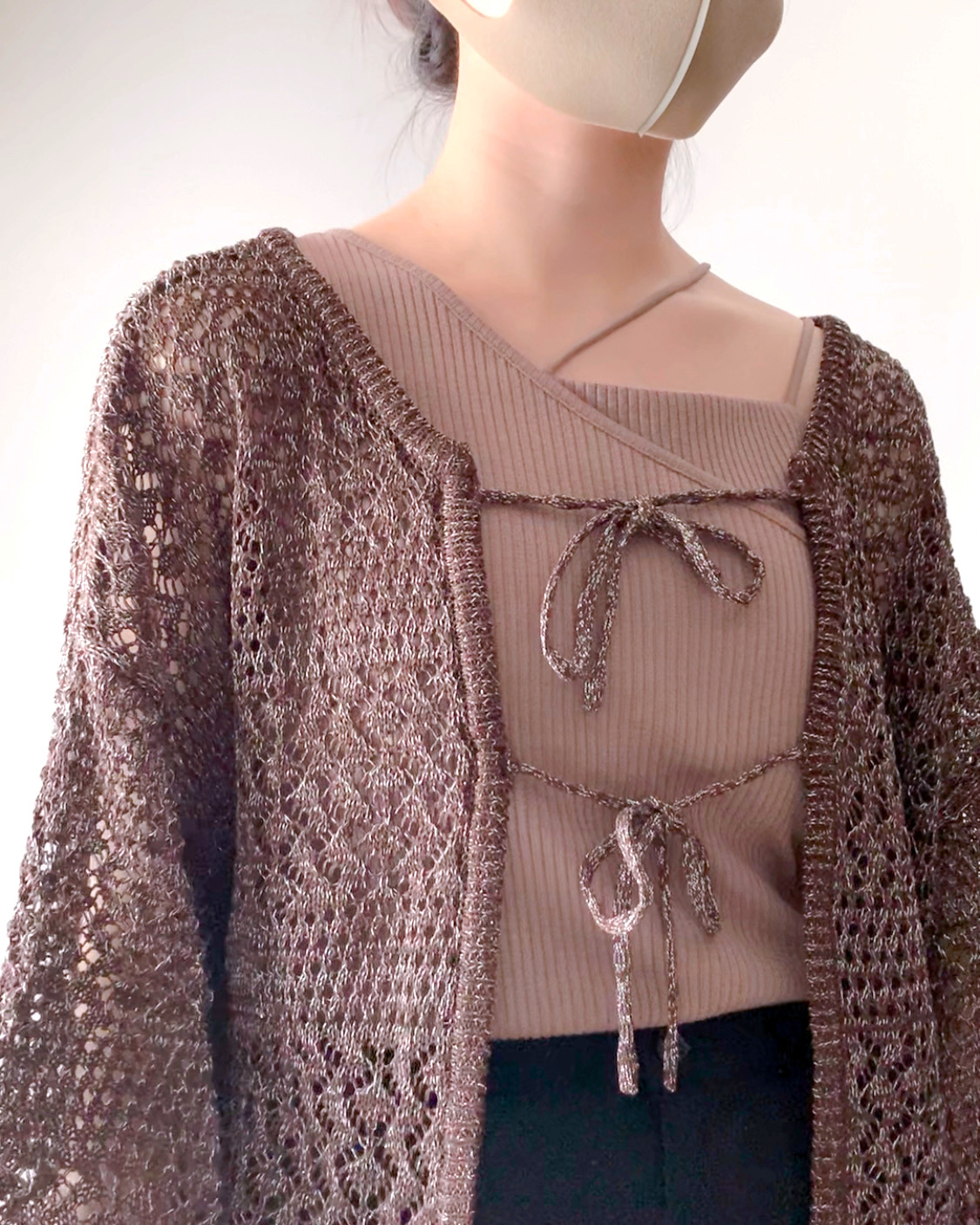 しまむらのおすすめファッションアイテム「透かしラメリボンカーディガン」