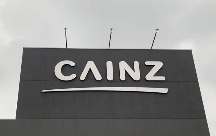 CAINZの建物のロゴ看板。