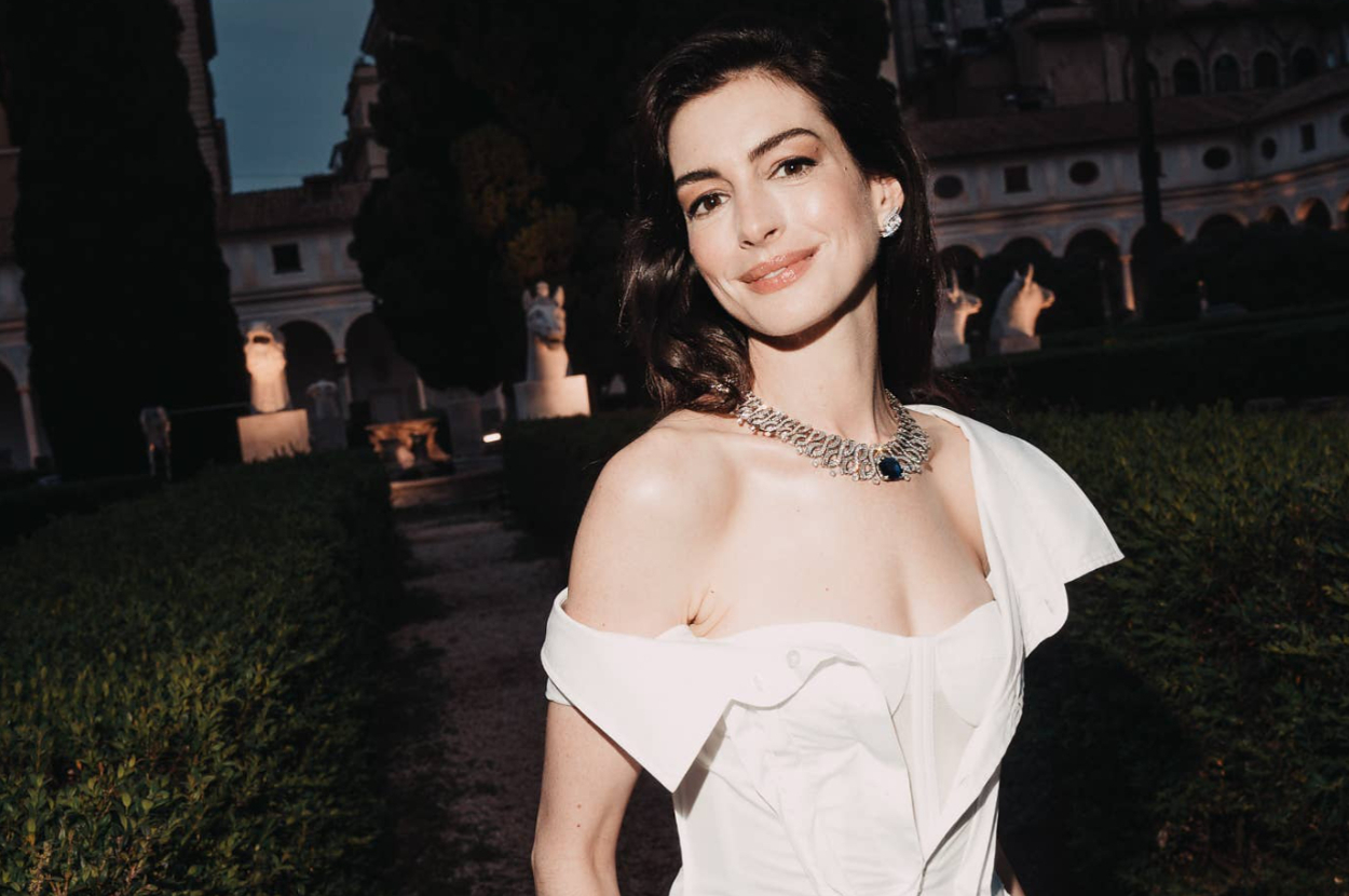 Anne Hathaway Proves She's Just Like Us By Wearing A Gap Dress To A High-End Event In Rome