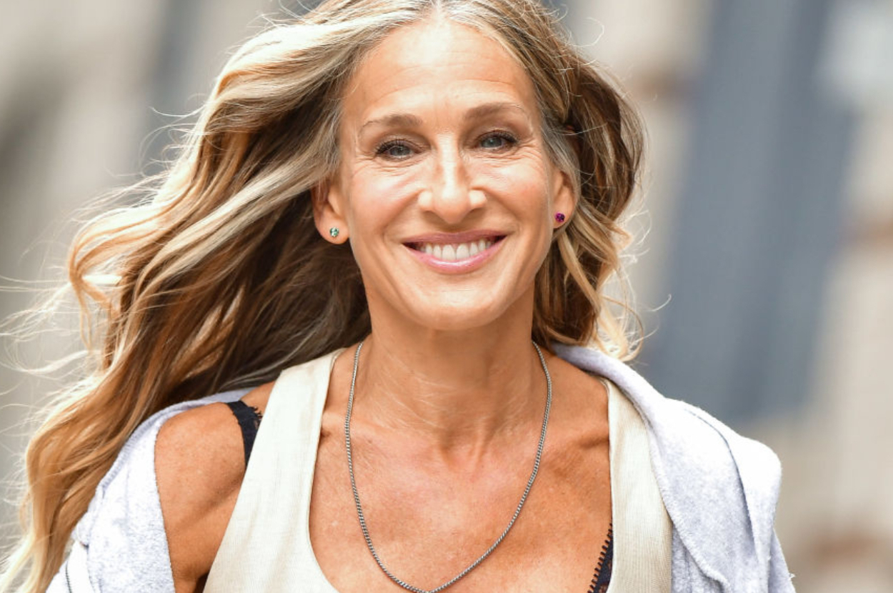 People Have A Lot Of Feelings About Sarah Jessica Parker's Weird Diaper Hat