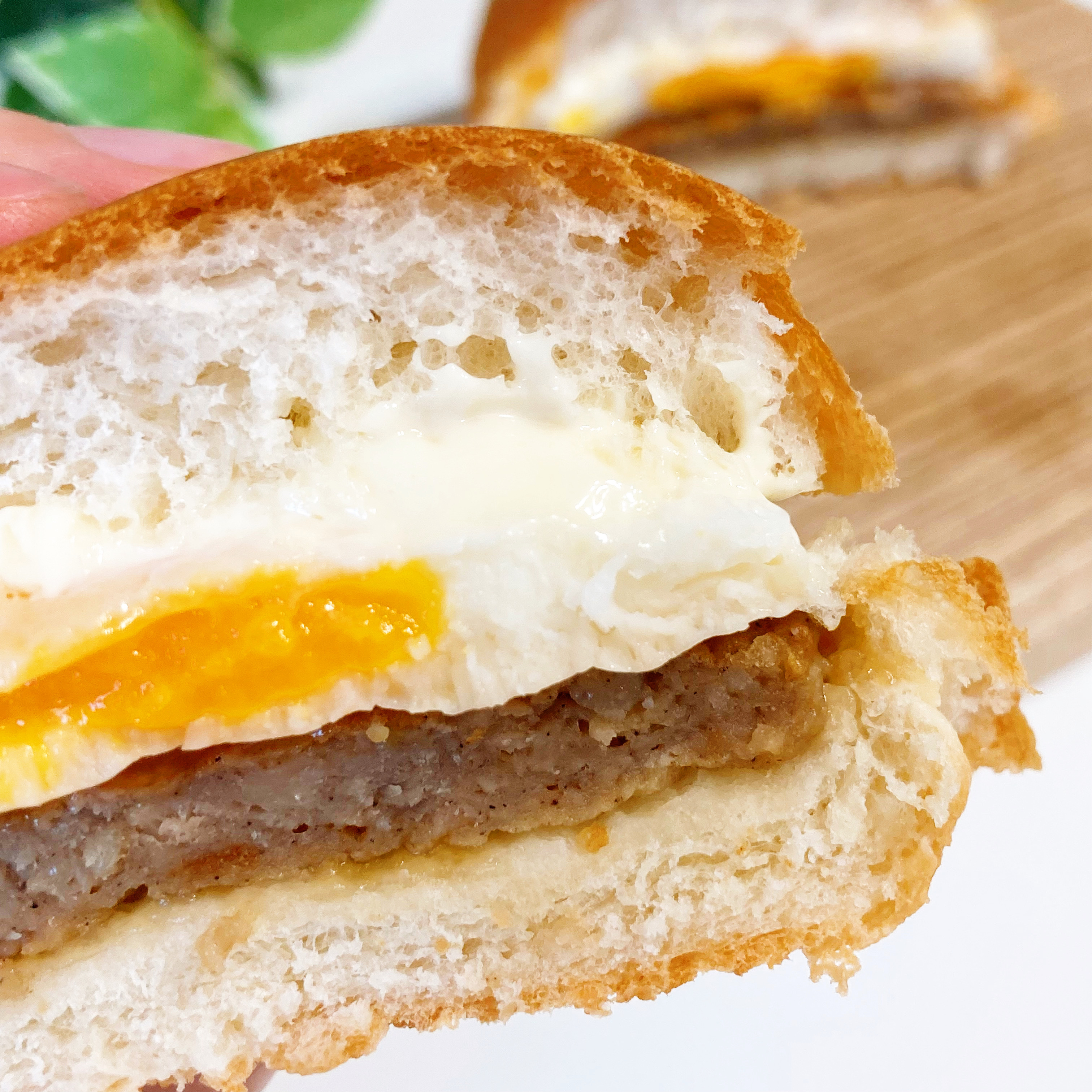 FamilyMart(ファミリーマート)のおすすめ商品「とろーりオムレツのてりやきバーガー」