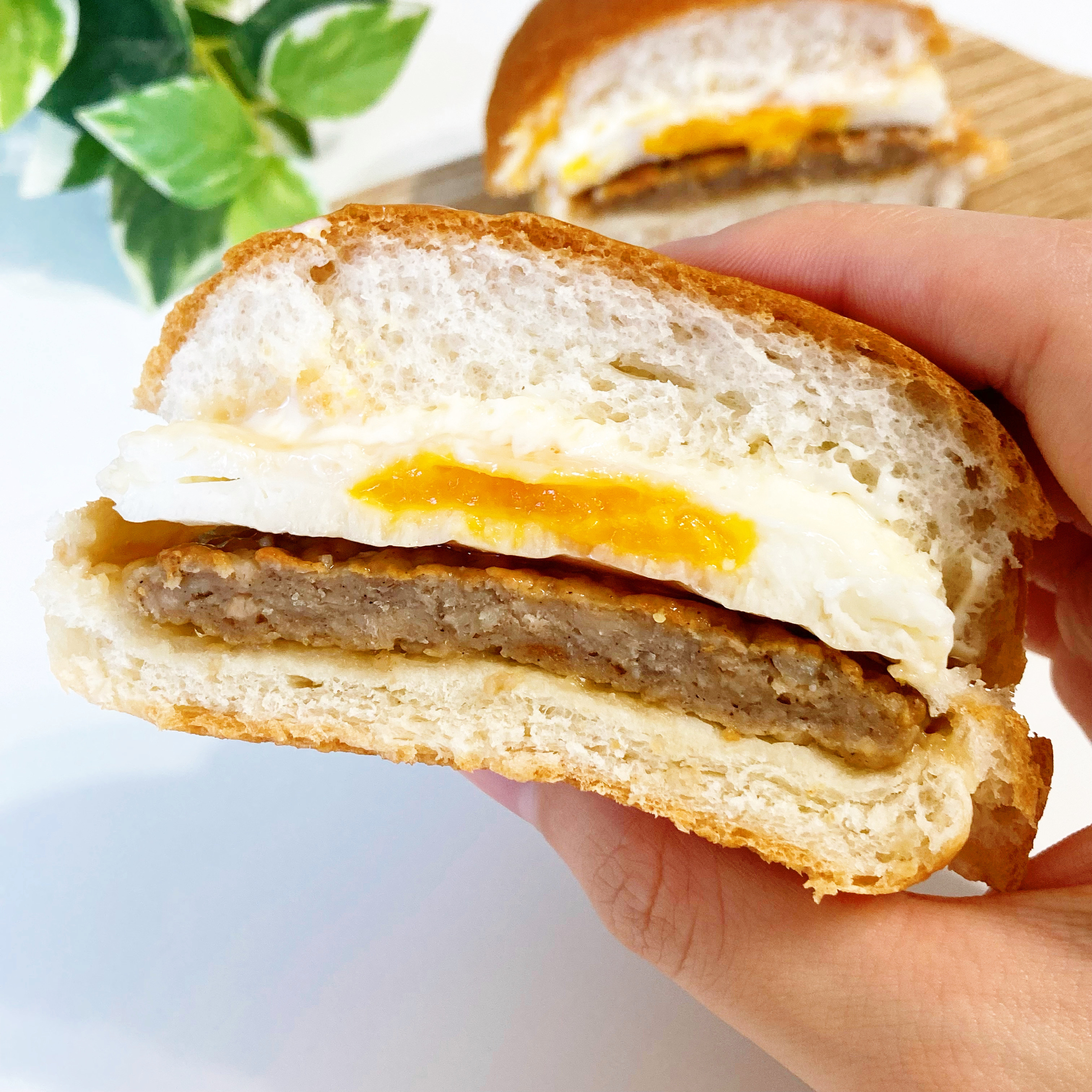 FamilyMart(ファミリーマート)のおすすめ商品「とろーりオムレツのてりやきバーガー」