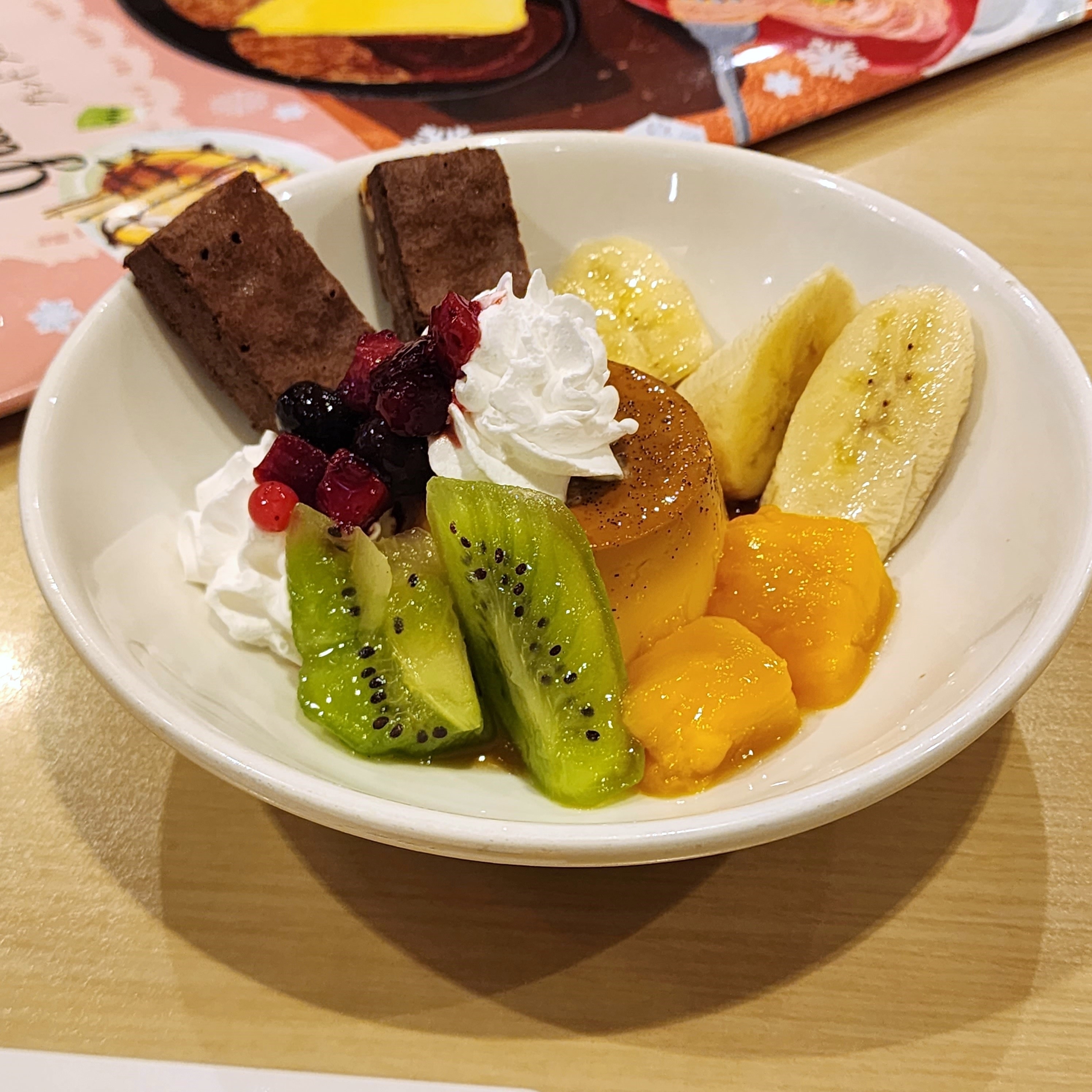 ガストのおすすめスイーツ「プリンアラモード」