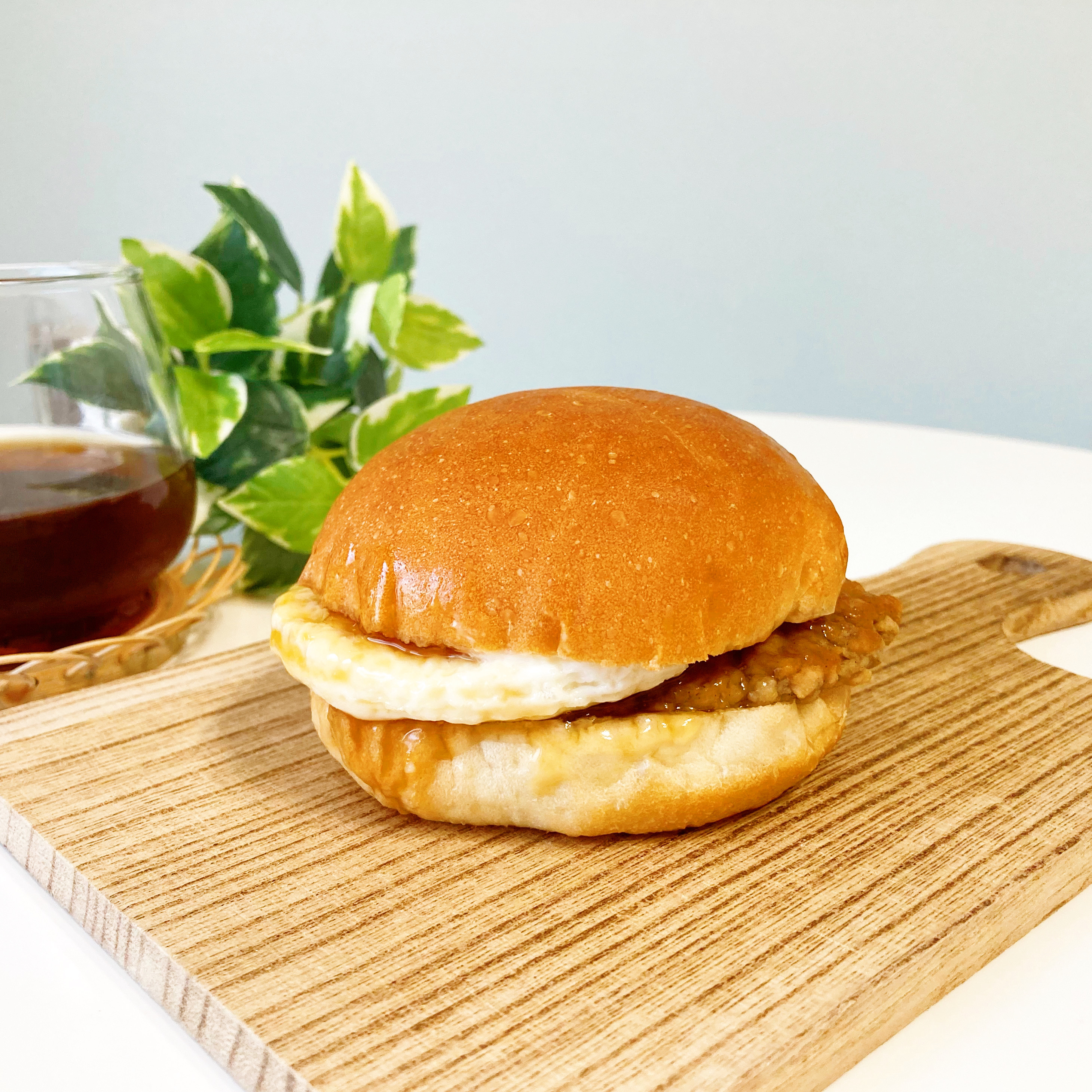 FamilyMart(ファミリーマート)のおすすめ商品「とろーりオムレツのてりやきバーガー」