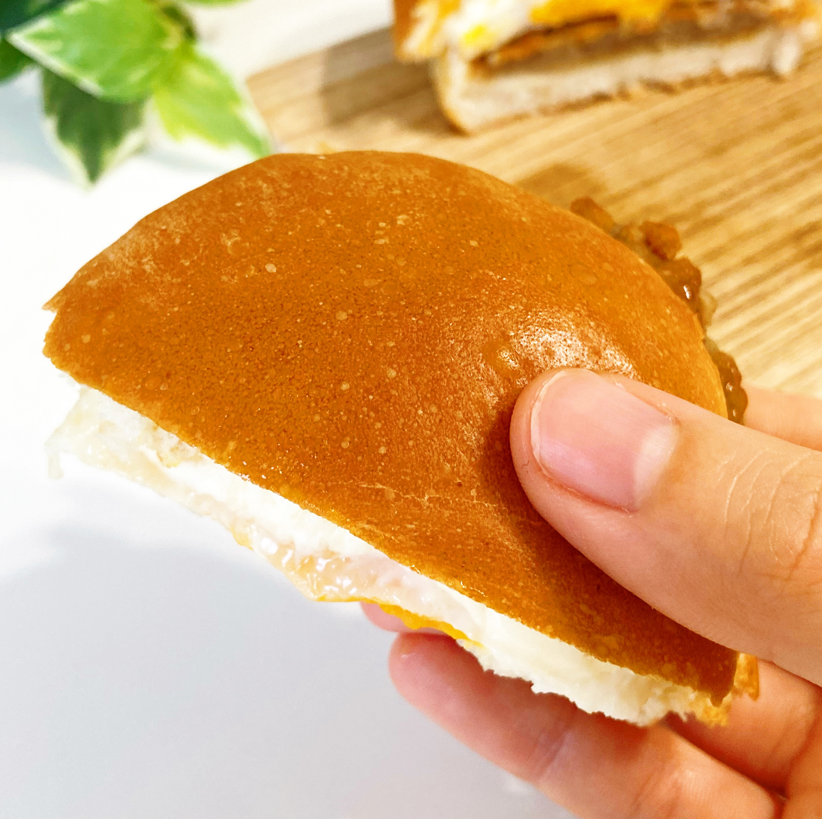 FamilyMart(ファミリーマート)のおすすめ商品「とろーりオムレツのてりやきバーガー」