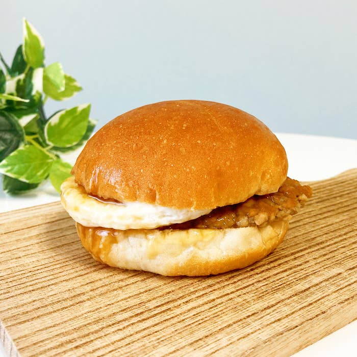 FamilyMart(ファミリーマート)のおすすめ商品「とろーりオムレツのてりやきバーガー」