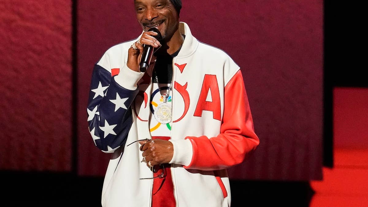 His live online auction, "The Shiznit: The Snoop Dogg Memorabilia Auction," features Snoop's old tour riders, autographed photos, and more.