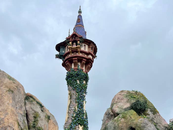 塔の上のラプンツェルの塔。ラプンツェルがバルコニーに立っている。