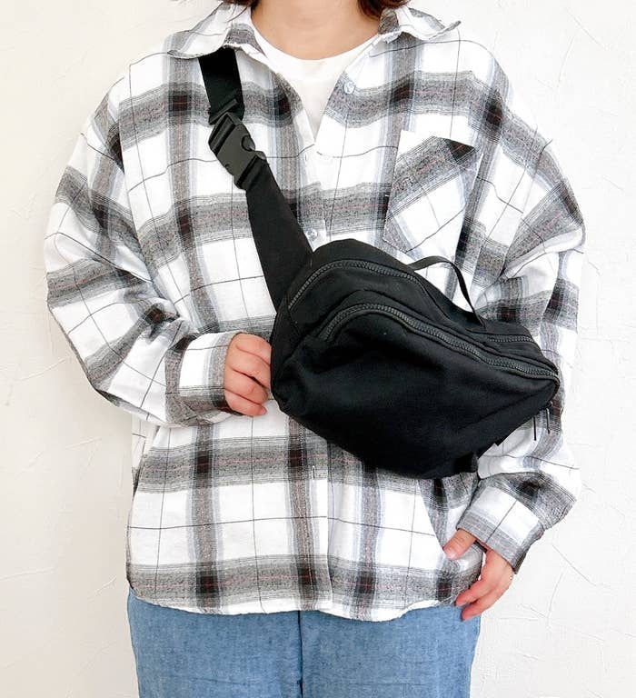 WORKMAN(ワークマン)のおすすめバッグ「スクエアボディバッグ」