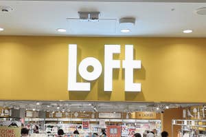 黄色い壁に大きな「LoFt」という白い文字がある店の入り口。店内には多くの人々と商品が見える。