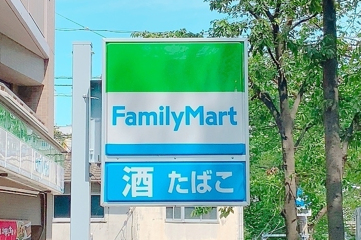 ファミリーマートの看板が見える都市の風景です。