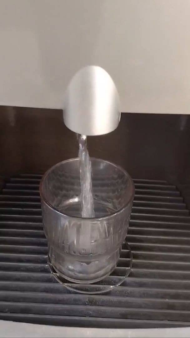 水を注ぎ始めたところ / 猫屋さんのXより