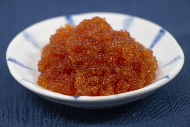 小皿に盛られたイクラの写真です。