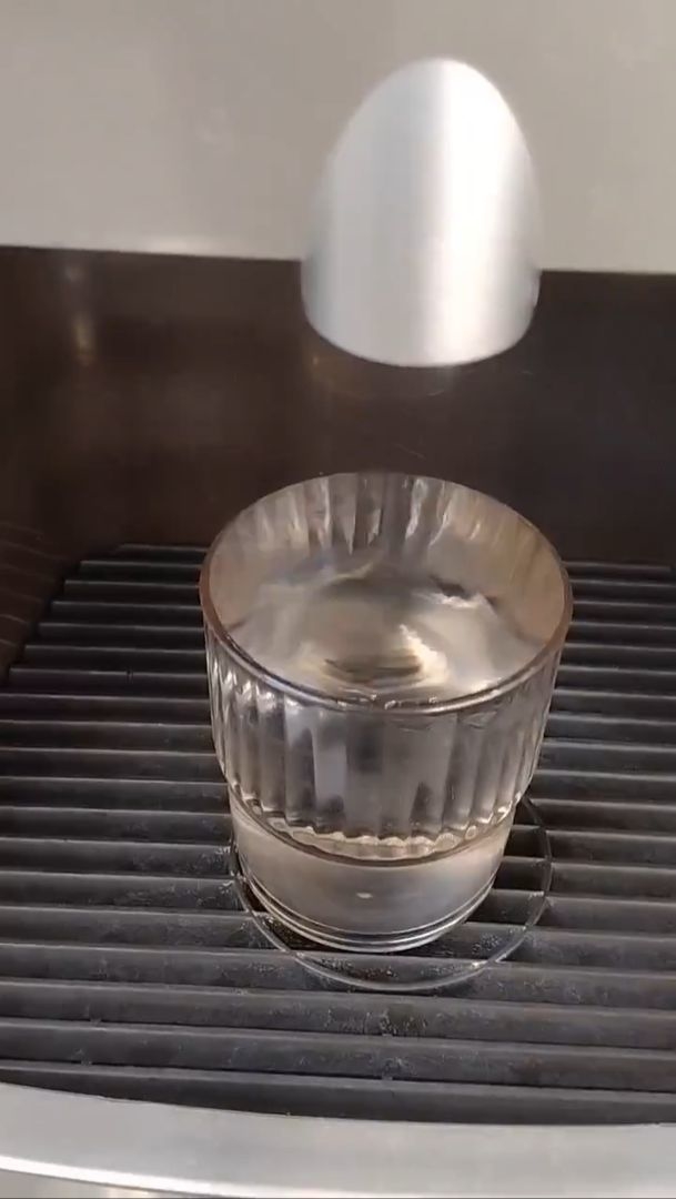 ギリギリまで注いだ水 / 猫屋さんのXより