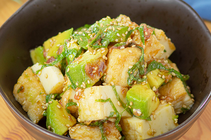 ボウルに入ったアボカドとトフゥのサラダ。