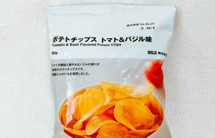 無印良品のおすすめのバジルが香るフード「ポテトチップス トマト&バジル味」