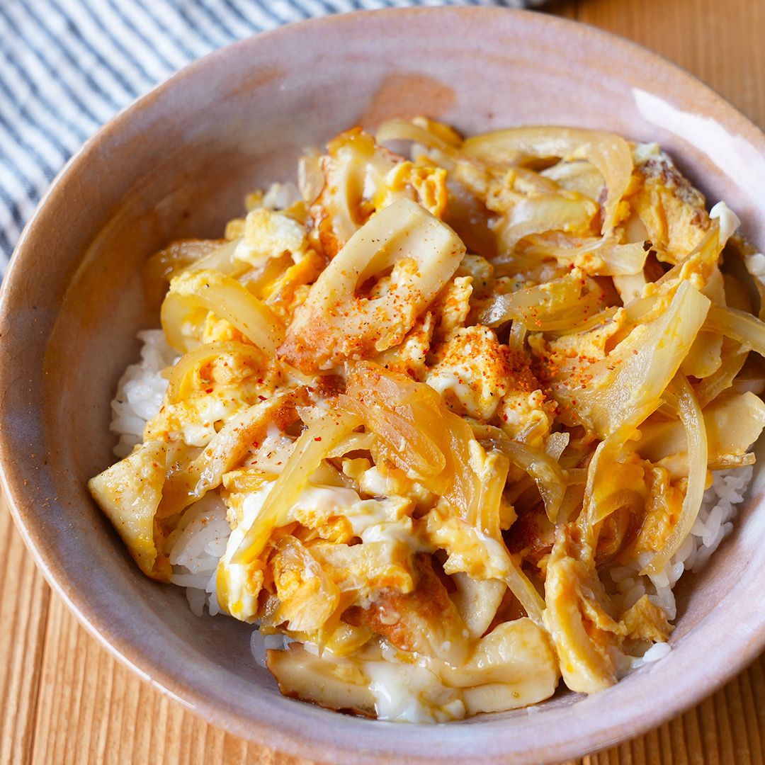 簡単でコスパ最高】ちくわと玉ねぎの卵とじ丼 レシピ・作り方｜Tasty