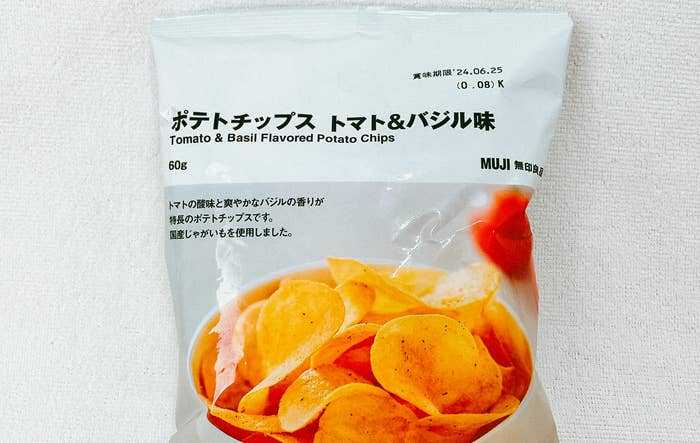 無印良品のおすすめのバジルが香るフード「ポテトチップス トマト&バジル味」