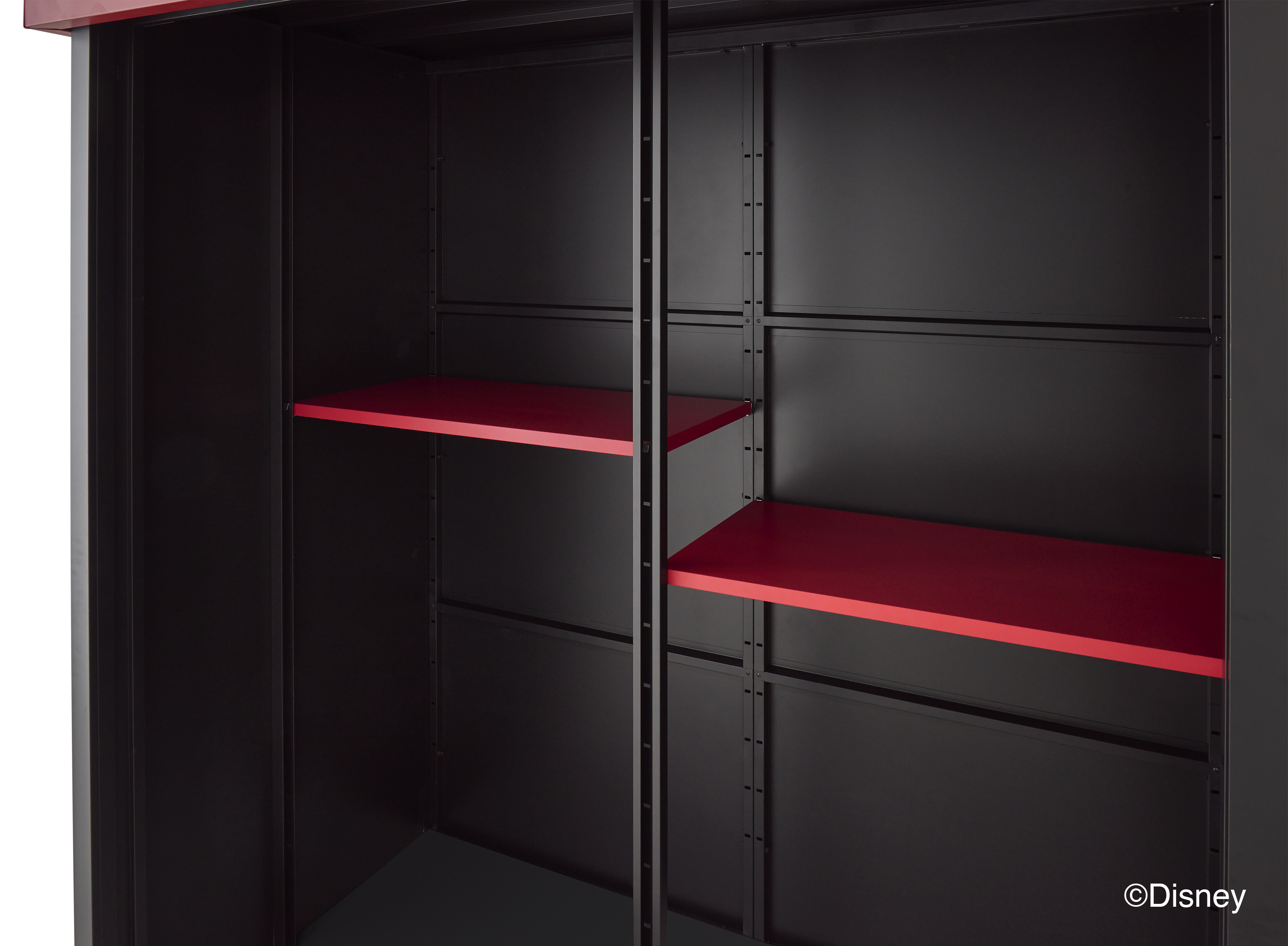 黒い棚の中に赤い棚板が2枚取り付けられている。©Disney