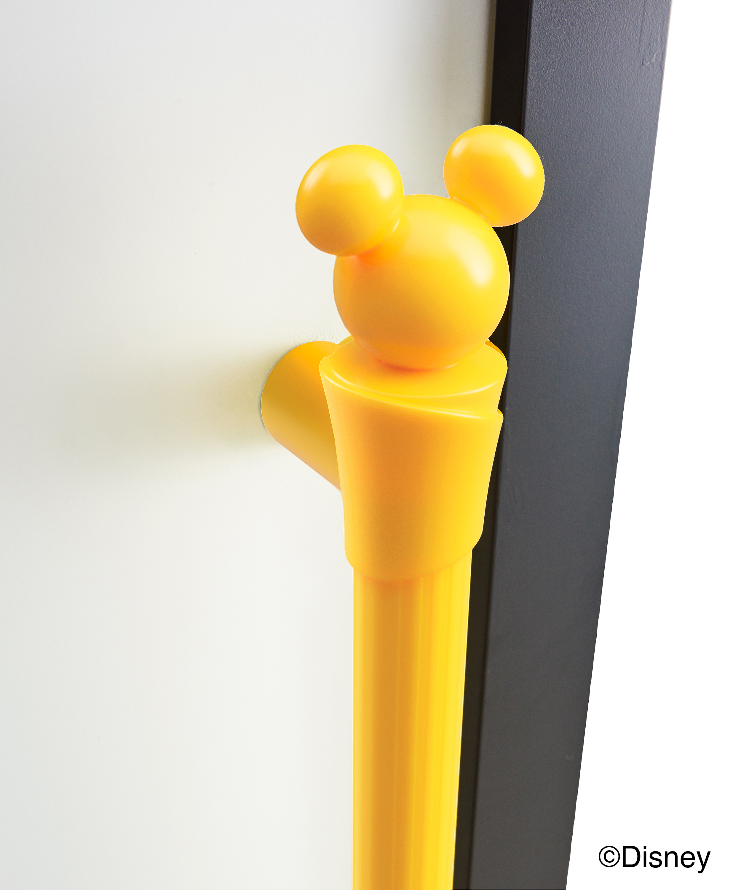ディズニーのミッキーマウスのデザインが施された黄色のドアハンドル。