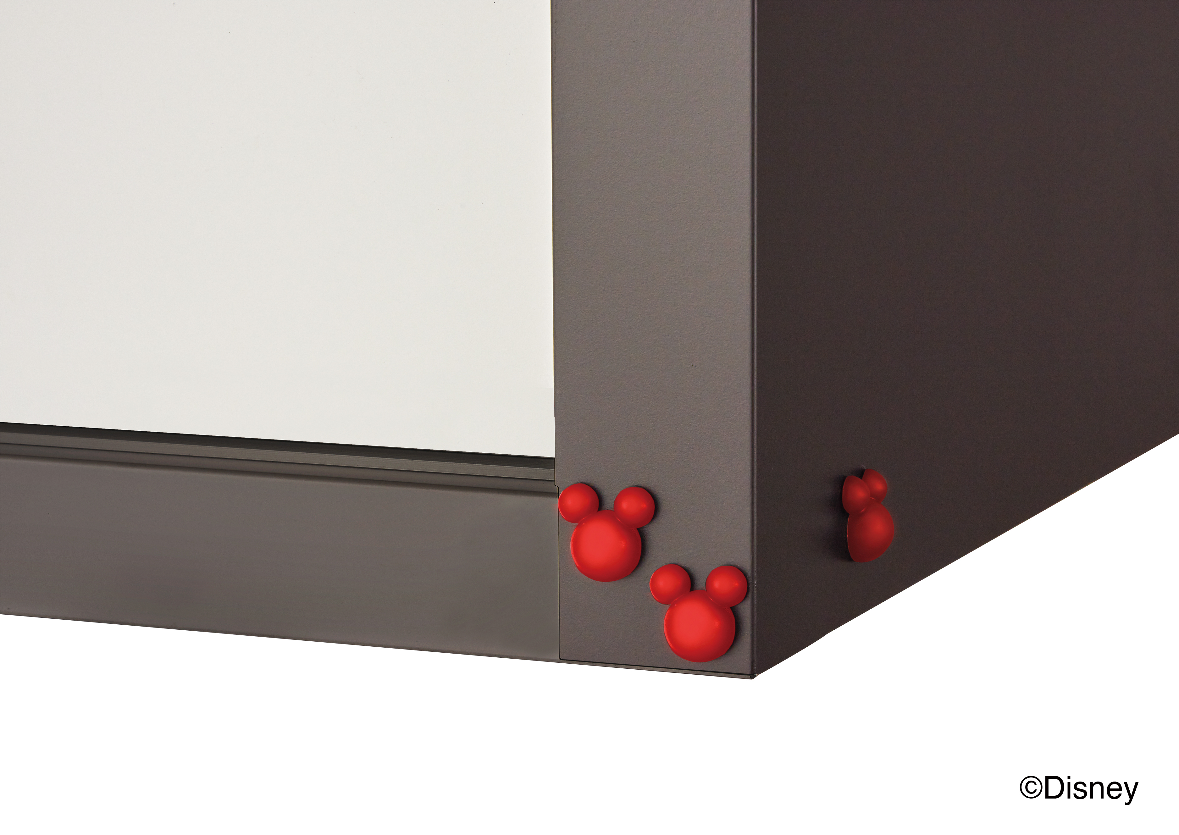 ディズニー社のロゴが入った家具の一部で、赤いミッキーマウスの形をした装飾が見える。