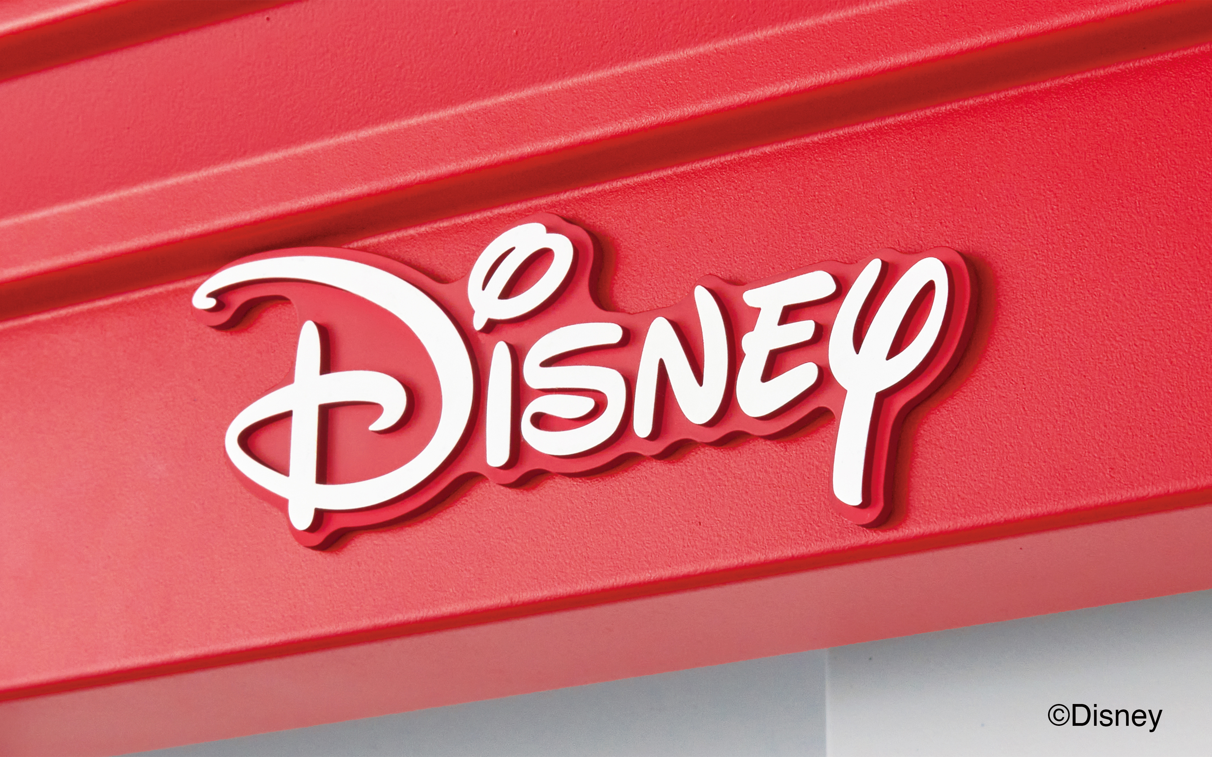 ディズニーのロゴが赤い背景に表示されています。