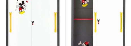 ミッキーマウスが描かれた白いドアの収納キャビネット。赤い上部と黄色のハンドルが特徴。©Disney