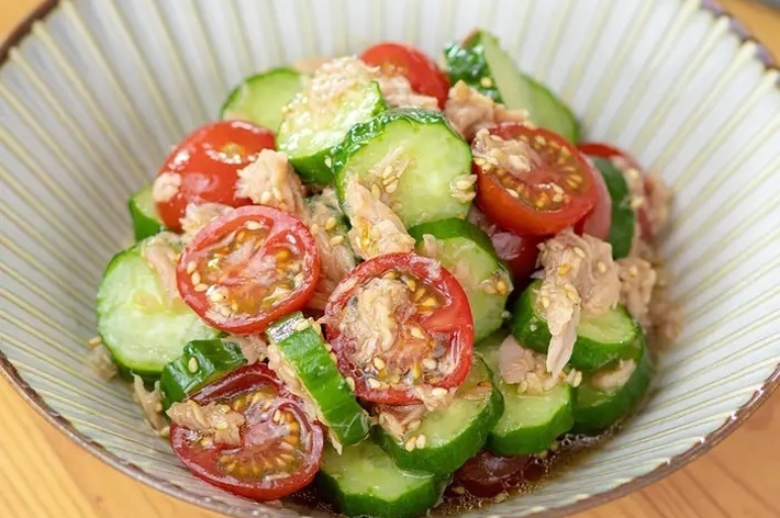 胡瓜とトマトのサラダ。簡単でヘルシーな料理。