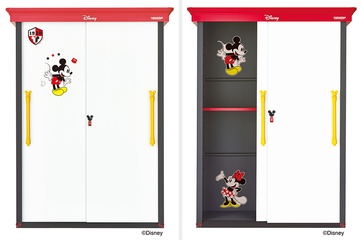 ミッキーマウスが描かれた白いドアの収納キャビネット。赤い上部と黄色のハンドルが特徴。©Disney