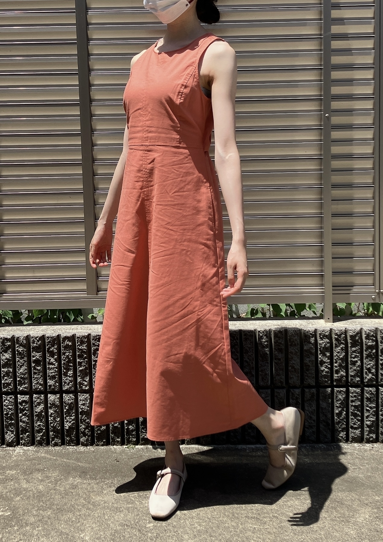 GU(ジーユー)のおしゃれワンピース「リネンブレンドバックオープンワンピース(ノースリーブ)」