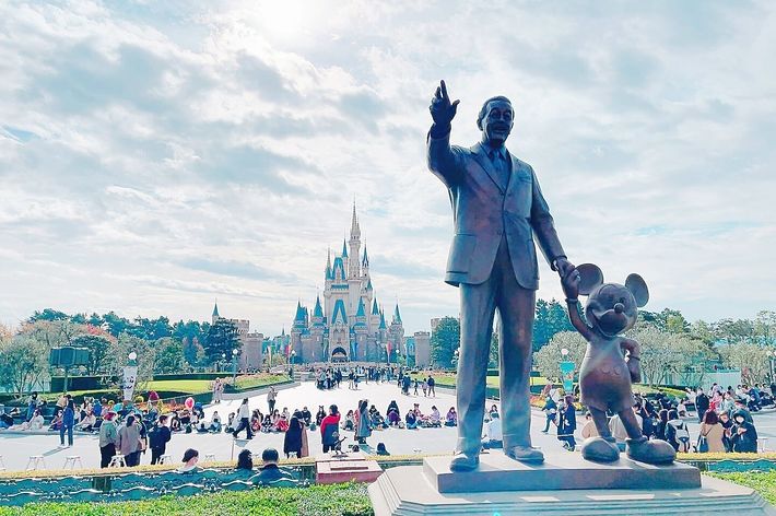 ディズニーお土産の正解はコレだわ…！レトロかわいい「優秀バッグ」たっぷり入るから常に持ち歩いてる！