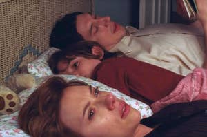 Adam Driver, Azhy Robertson, Scarlett Johansson are lying in bed in a scene from "Marriage Story"