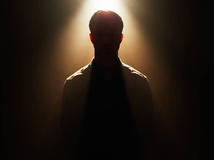 暗闇に佇む男性(Getty Imagesより)