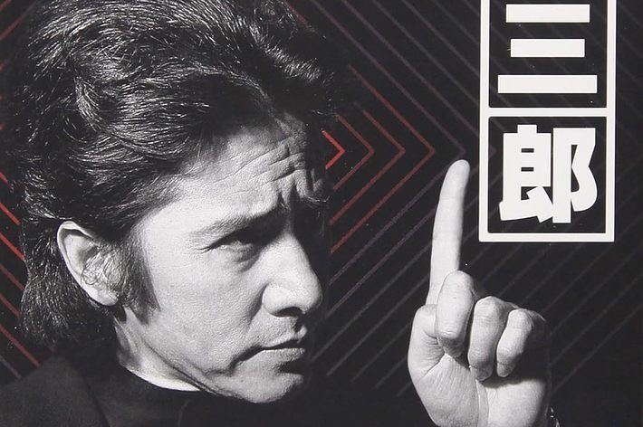 俳優の古畑任三郎が指を立てているDVDパッケージ、3rdシーズン1巻。