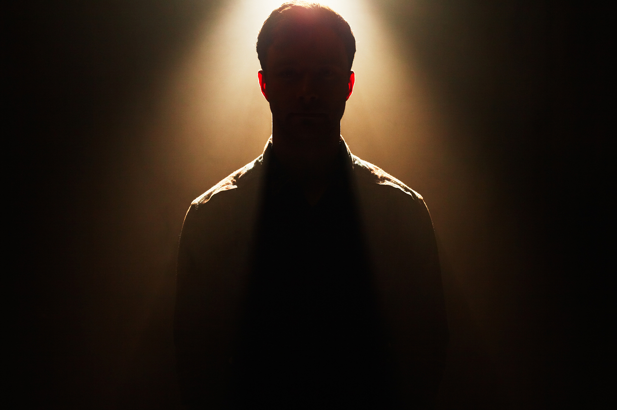 暗闇に佇む男性（Getty Imagesより）
