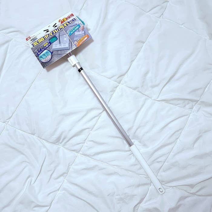 ニトリのおすすめお掃除グッズ「水だけで汚れを落とせる 伸縮玄関ブラシ」