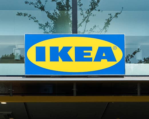 IKEAの看板が建物の正面に取り付けられています。