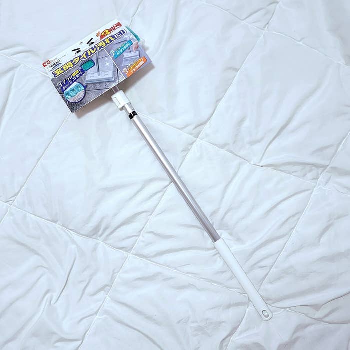 ニトリのおすすめお掃除グッズ「水だけで汚れを落とせる 伸縮玄関ブラシ」