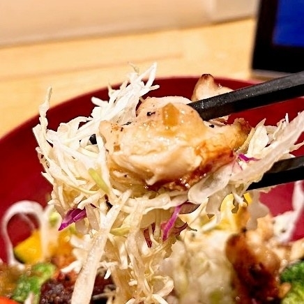 大戸屋のおすすめのメニュー「もろみチキンの彩りサラダボウルとしそひじきご飯定食」