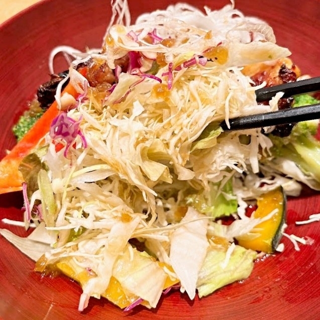 大戸屋のおすすめのメニュー「もろみチキンの彩りサラダボウルとしそひじきご飯定食」